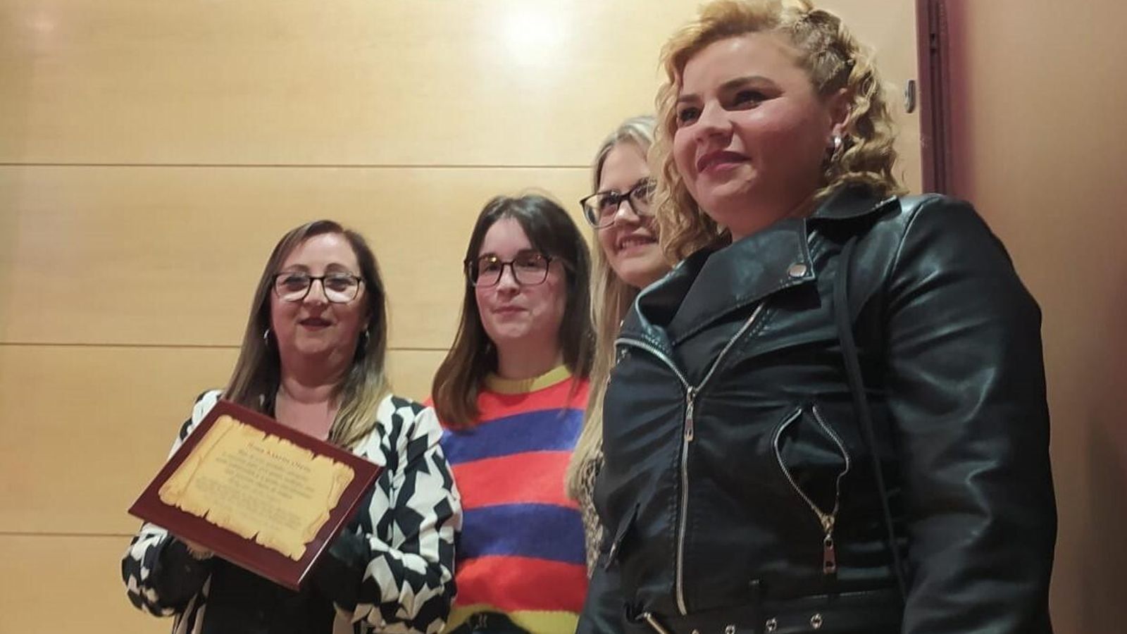 Reconocimiento que ha brindado a Rosa Marín su equipo de trabajo.