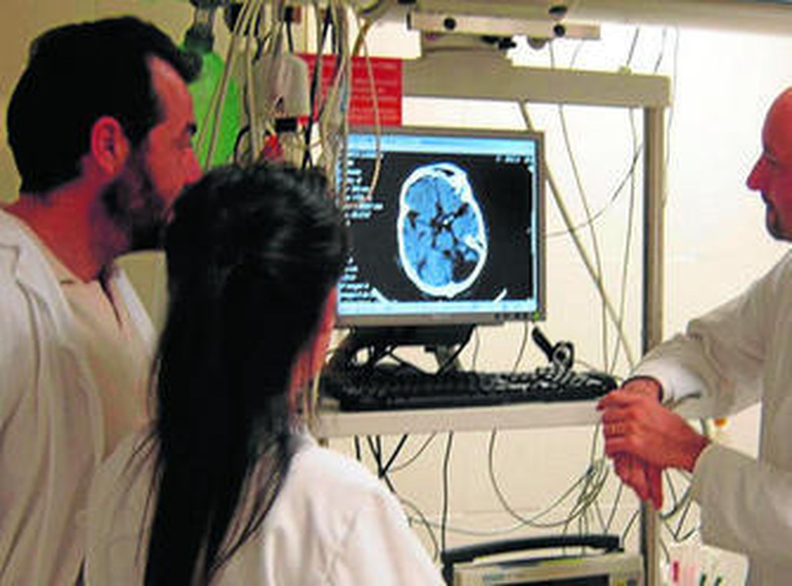 Varios especialistas analizan una prueba por imagen.