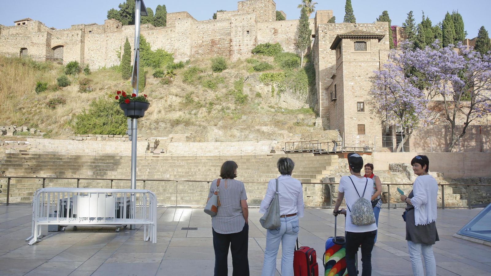 Turistas, delante del teatro romano de Málaga. Turistas, delante del teatro romano de Málaga.