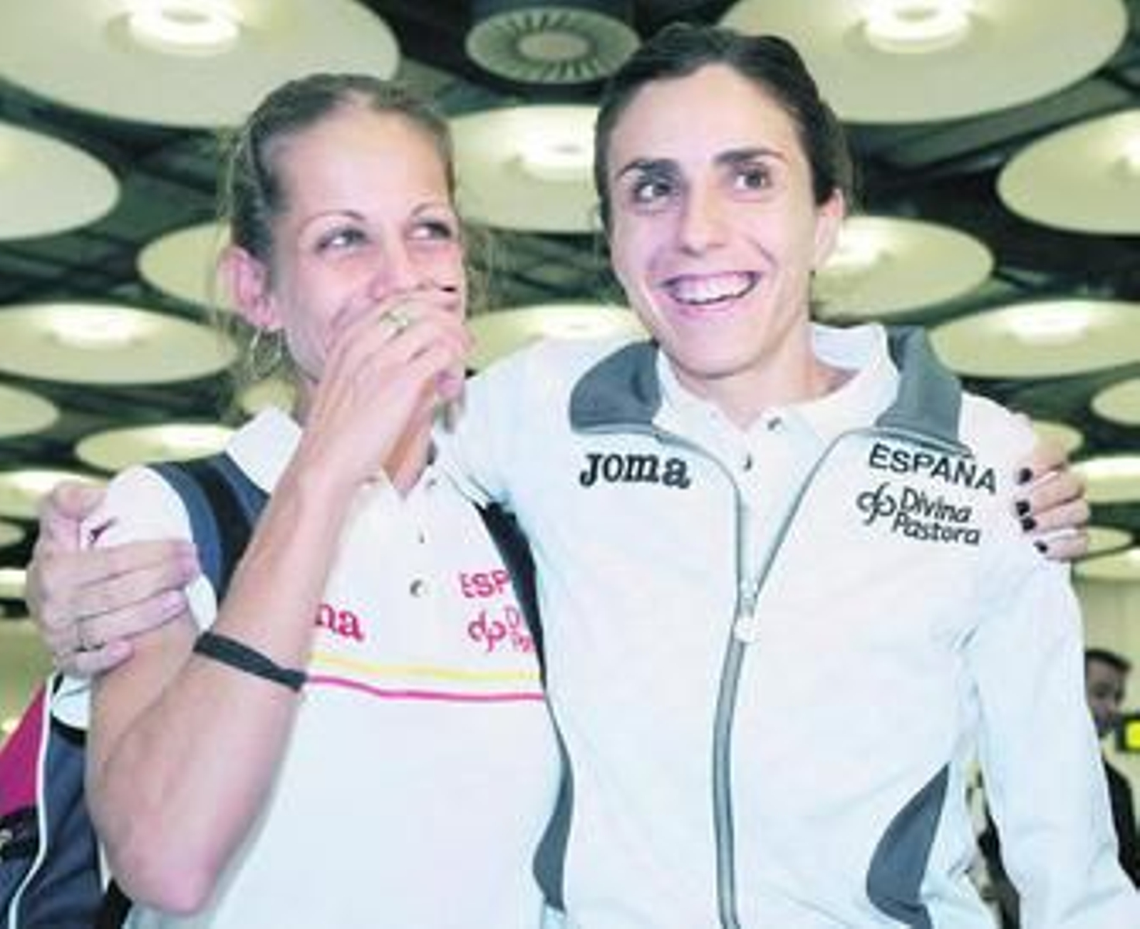 Natalia Rodríguez, se abraza a su compañera Nuria Fernández a su llegada de Berlín.