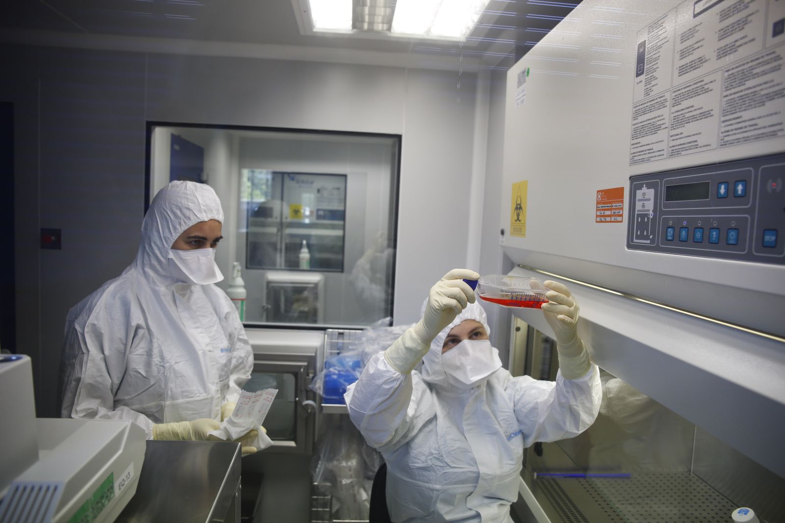 Dos profesionales trabajan en una sala especial del Centro Regional de Transfusión Sanguínea.