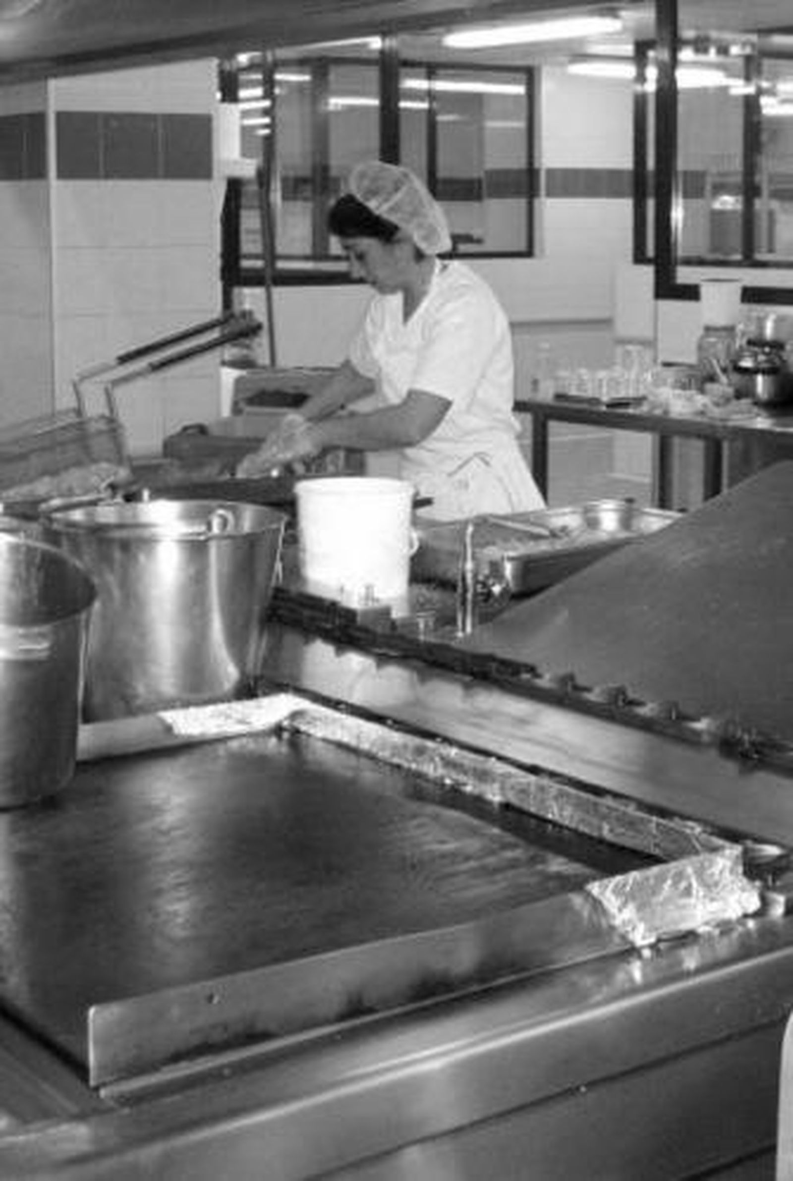 Una trabajadora manipula alimentos en la cocina del Punta Europa.