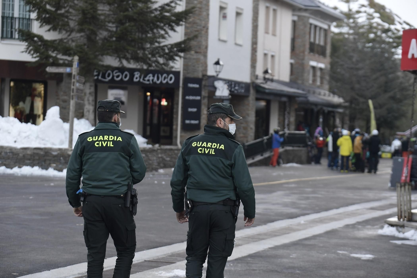Fotos del primer día de esquí con la inauguración de la temporada en la Sierra