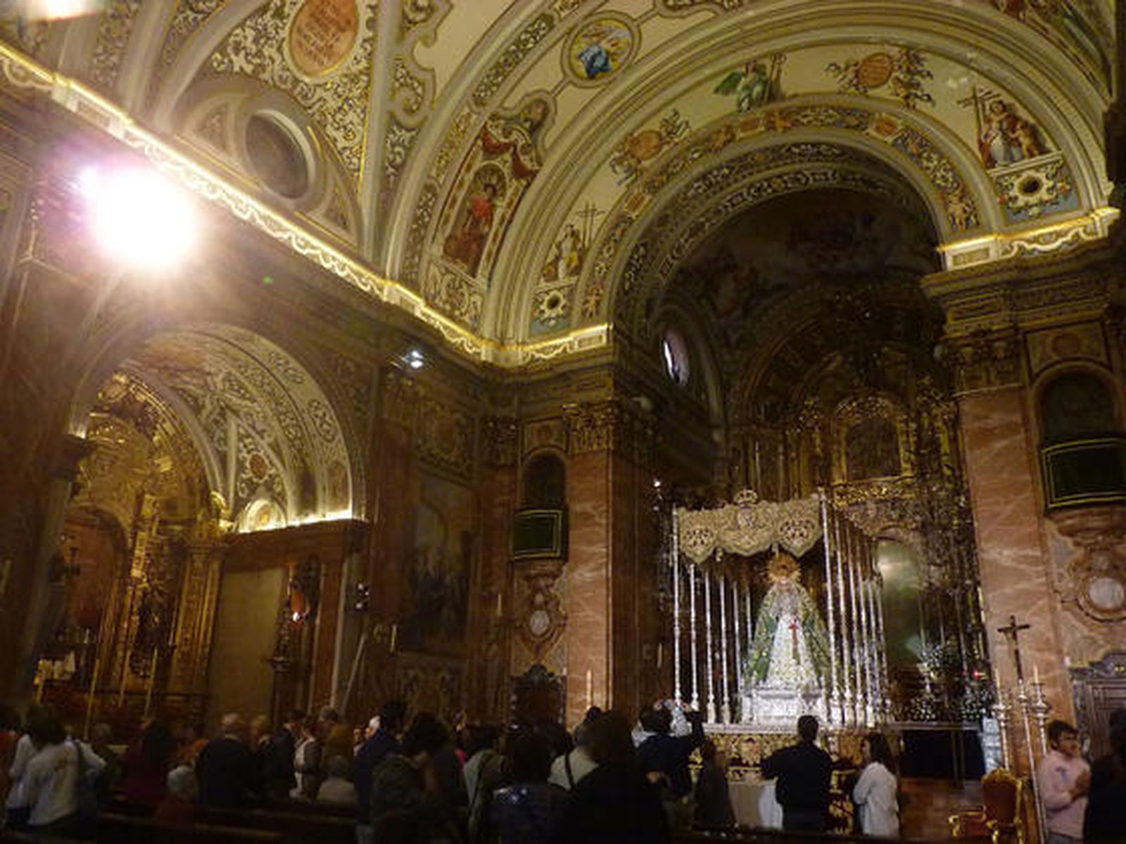 La Virgen luce ataviada como aparece en el azulejo que remata su arco con el manto camaronero.

Foto: Ruesga Bono