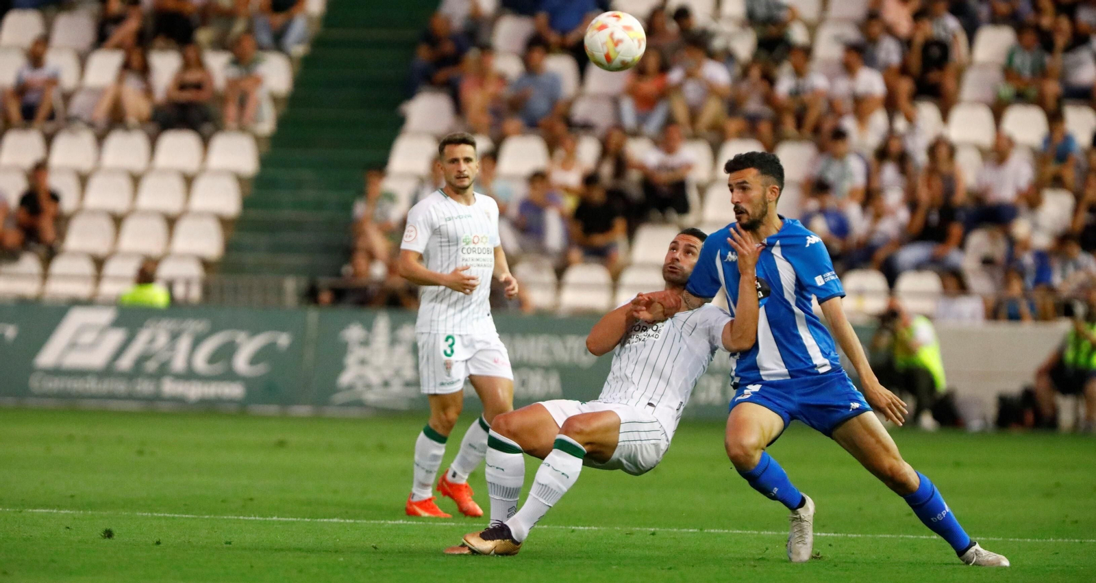 Kike Márquez pugna con Quiles por el balón en el Córdoba CF - Deportivo disputado en El Arcángel.