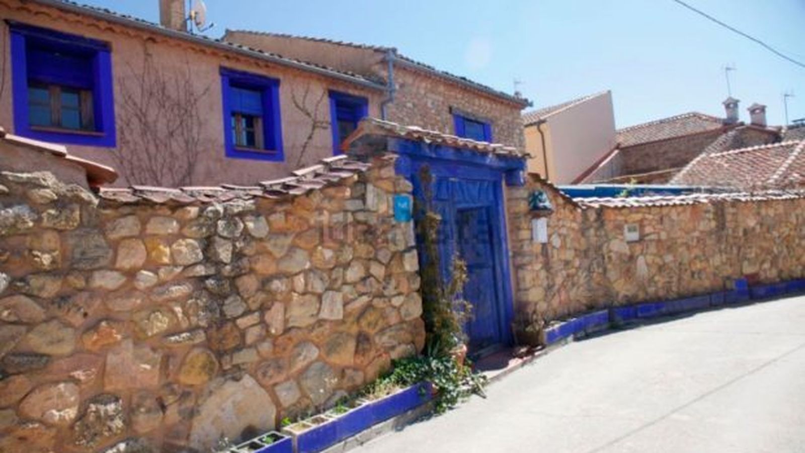 Fachada de la 'Casa Azul' de Brieva.