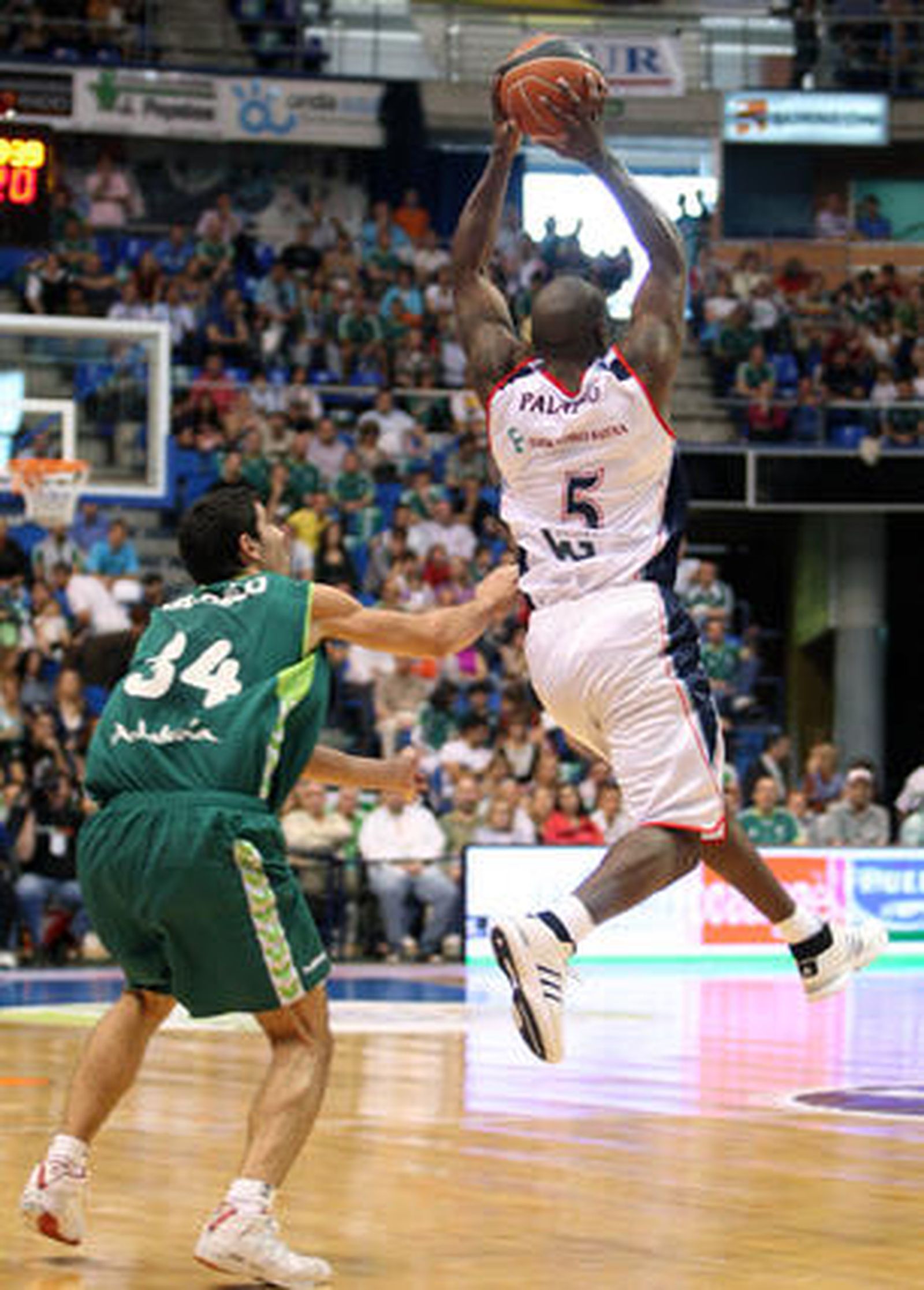 Los malagueños firman un 12-5 en la segunda vuelta y tras ganar al equipo vitoriano (70-62) consiguen el deseado quinto puesto


Foto: Migue fernandez