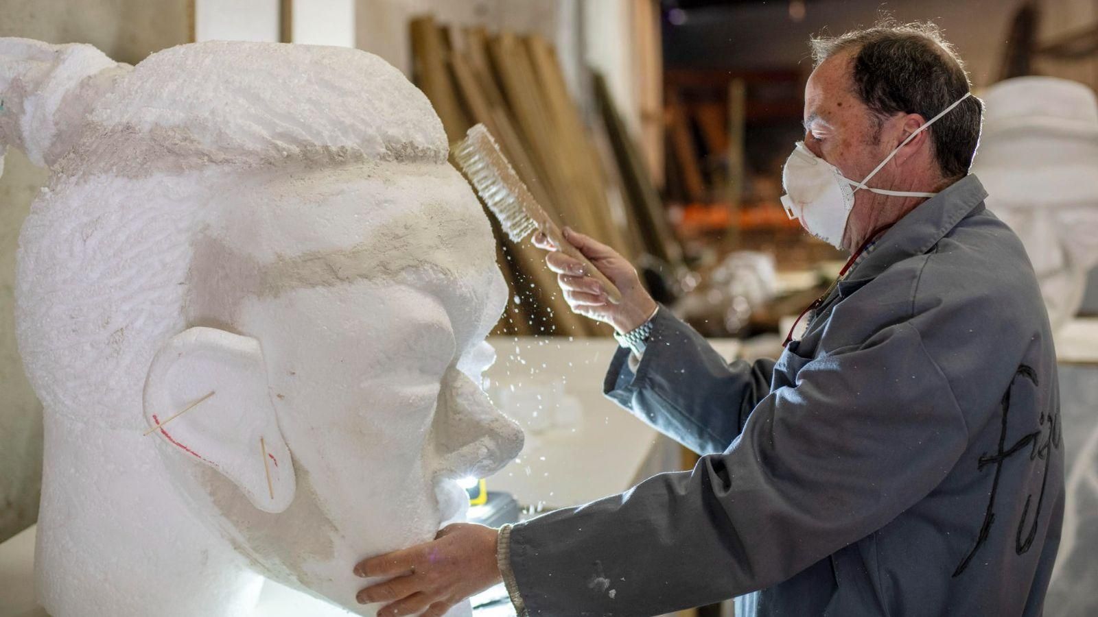 El escultor y pintor Ramón Figueroa, maestro fallero de Mancha Real, trabaja en su taller de este municipio con larga tradición maderera.