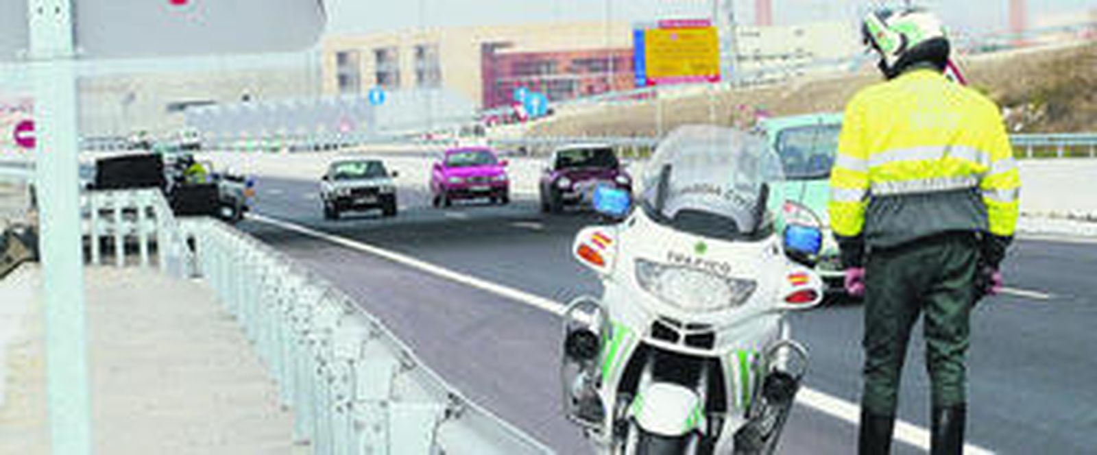 Un agente de la Guardia Civil de Tráfico de servicio en una autovía.