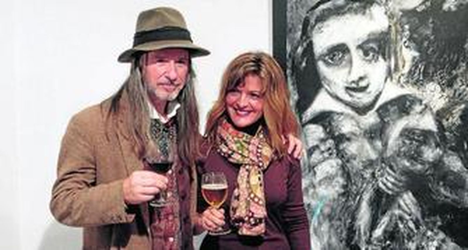 El pintor polaco, con la pianista Carmen Gutiérrez junto a uno de sus cuadros.