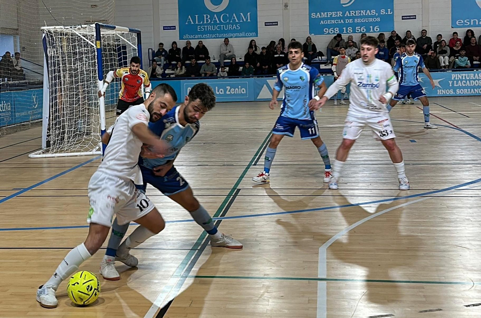 Los celestes defienden una acción de ataque del conjunto murciano.