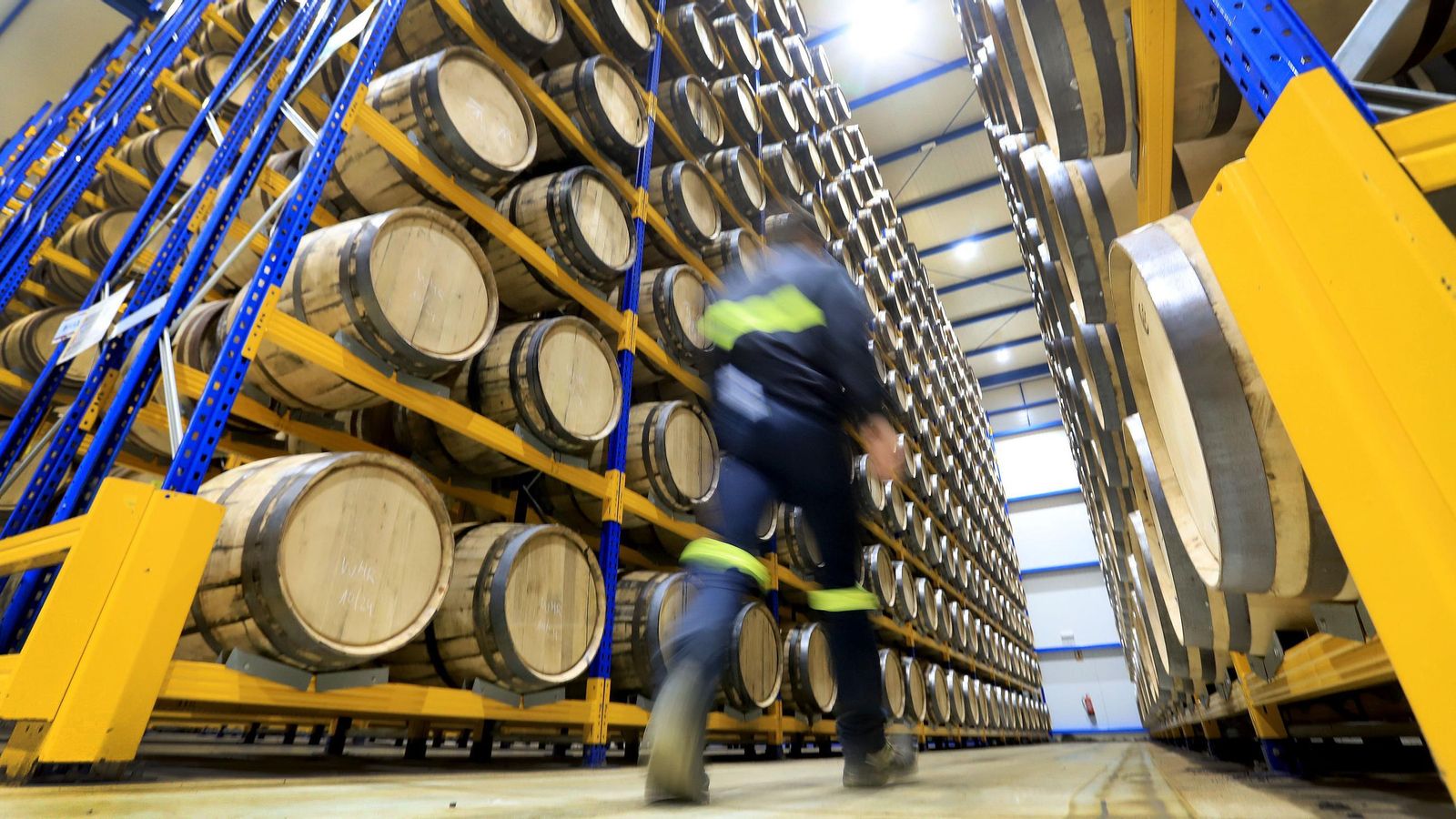 Botas en proceso de envinado en la bodega Williams & Humbert para su certificación como Sherry Cask. Botas en proceso de envinado en la bodega Williams & Humbert para su certificación como Sherry Cask.