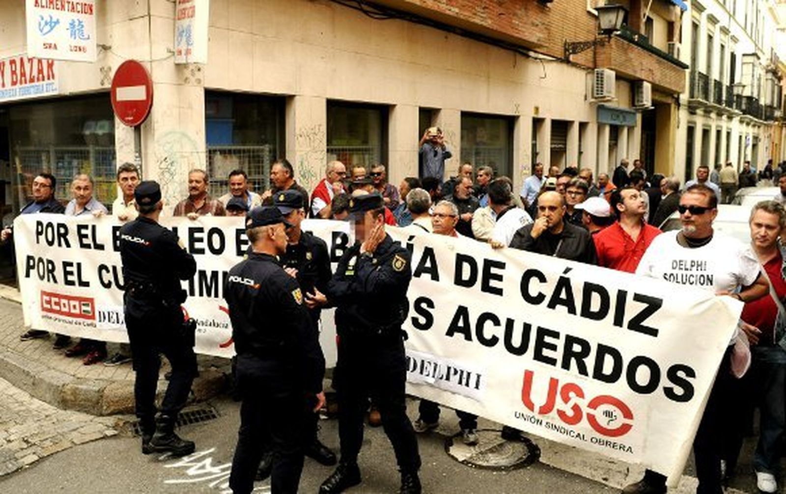 Ex empleados de Delphi protestan ante la sede del PSOE en Sevilla