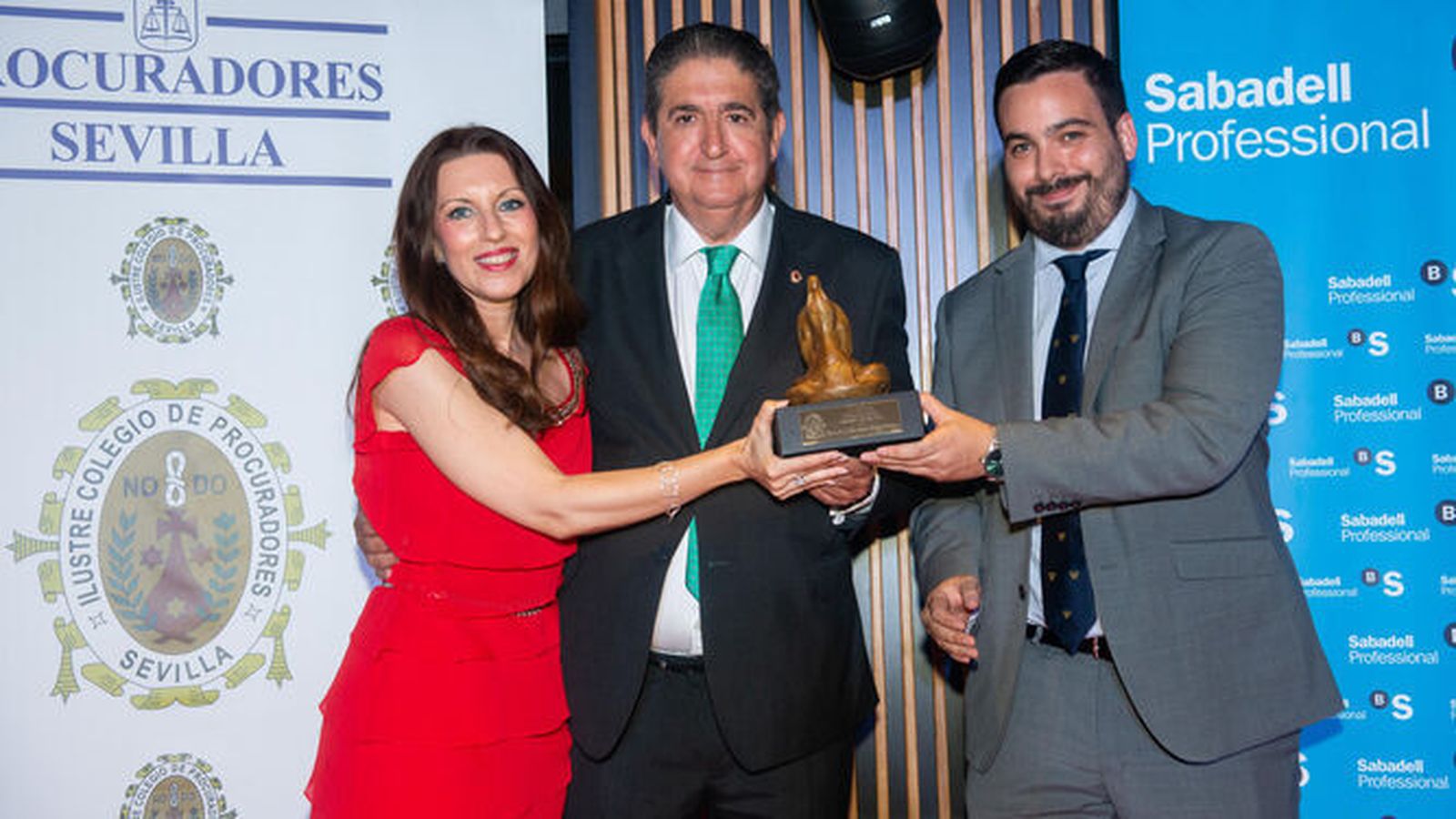 Isabel Escartín entrega el VI Premio Ascensión García Ortiz a José Joaquín Gallardo (centro)