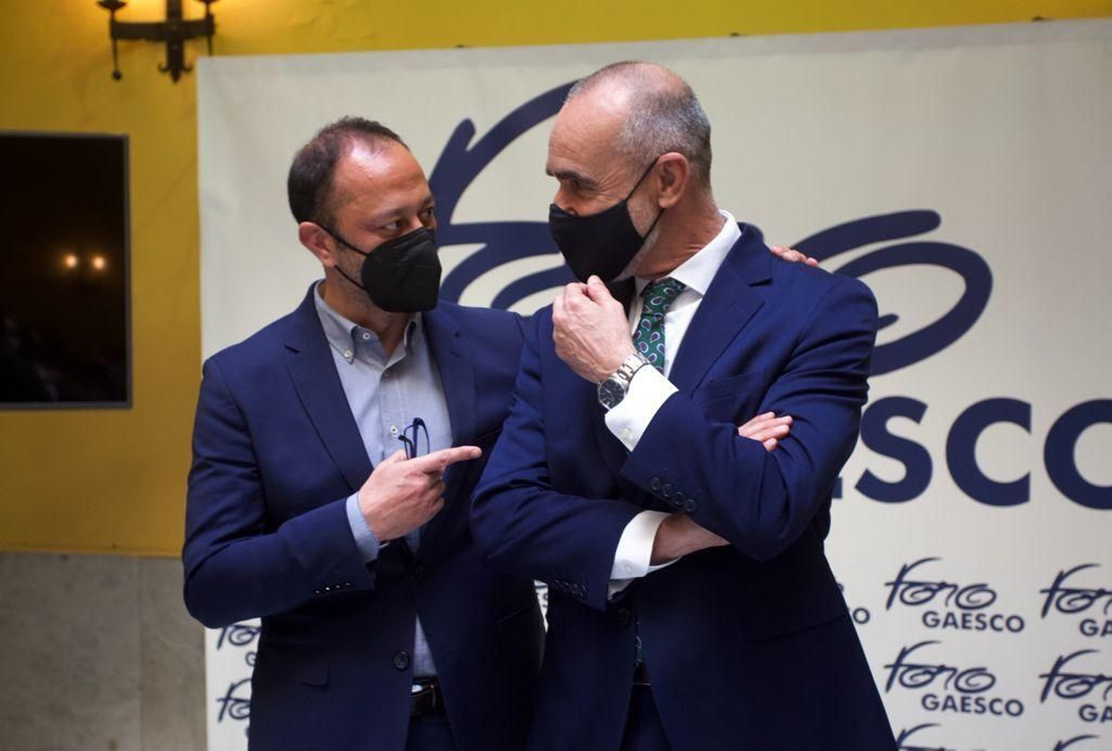 Alfonso Rodríguez Gómez de Celis señala a Antonio Muñoz antes de la presentación del Foro Gaesco.