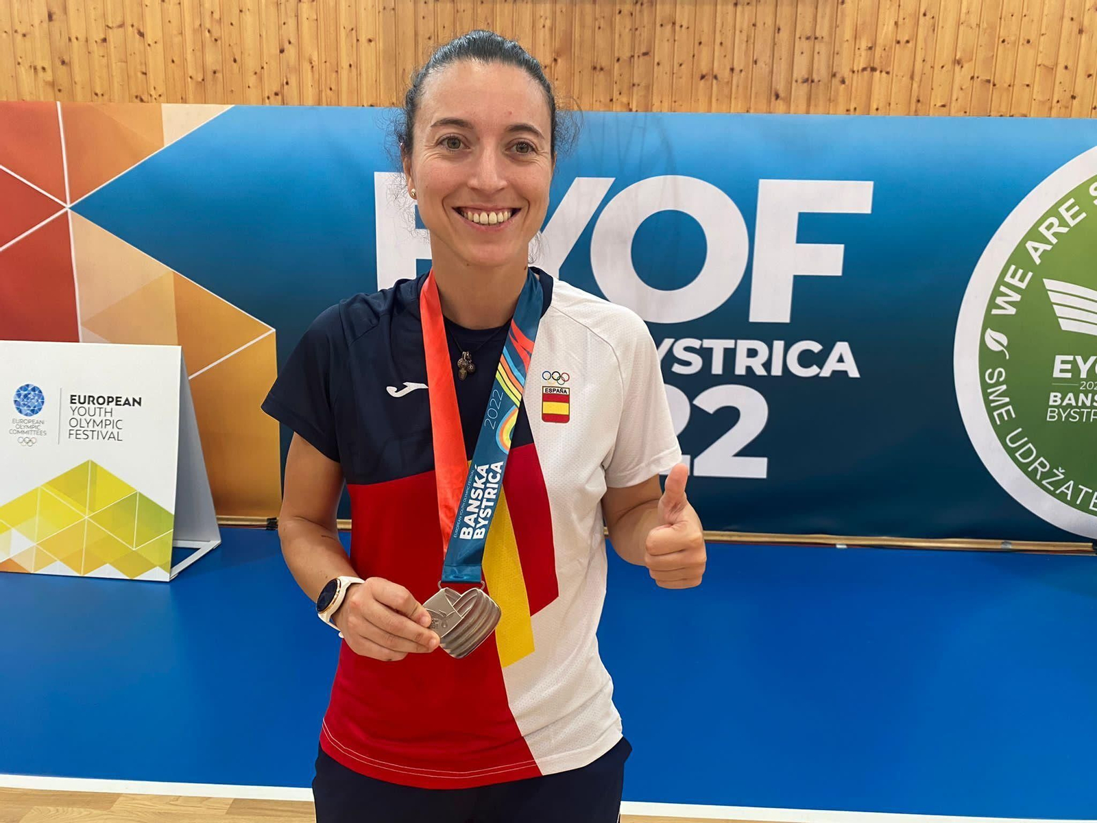 Mireia Capdevila muestra la medalla de plata conseguida en el Festival Olímpico de la Juventud (FOJE) de Banska Bystrika (Eslovaquia). Mireia Capdevila muestra la medalla de plata conseguida en el Festival Olímpico de la Juventud (FOJE) de Banska Bystrika (Eslovaquia).