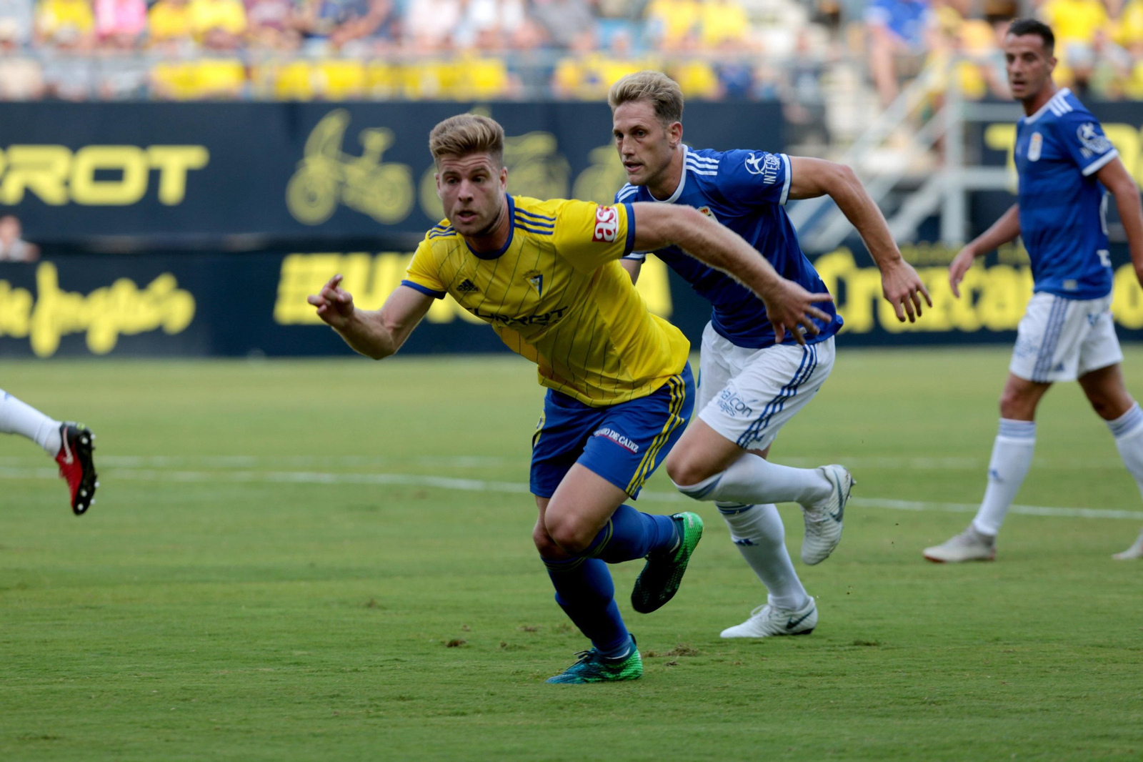 Mario Barco, en plena carrera junto a un rival durante un encuentro.