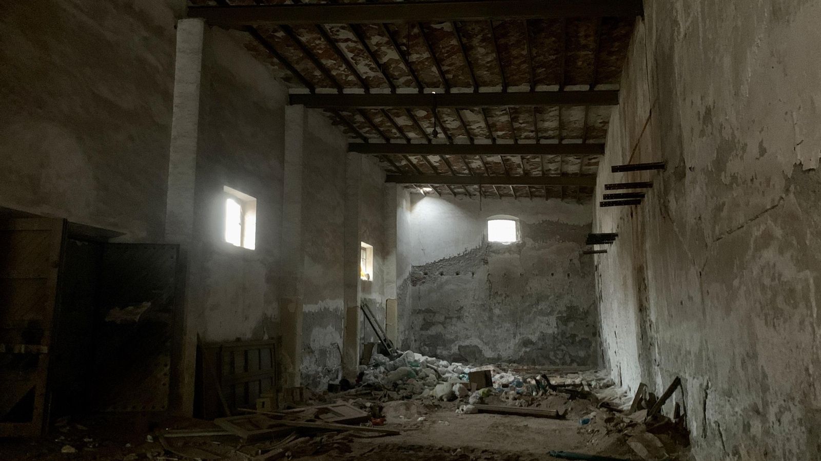 Este es el aspecto desvencijado el interior del antiguo cine, incluso tras tareas de limpieza