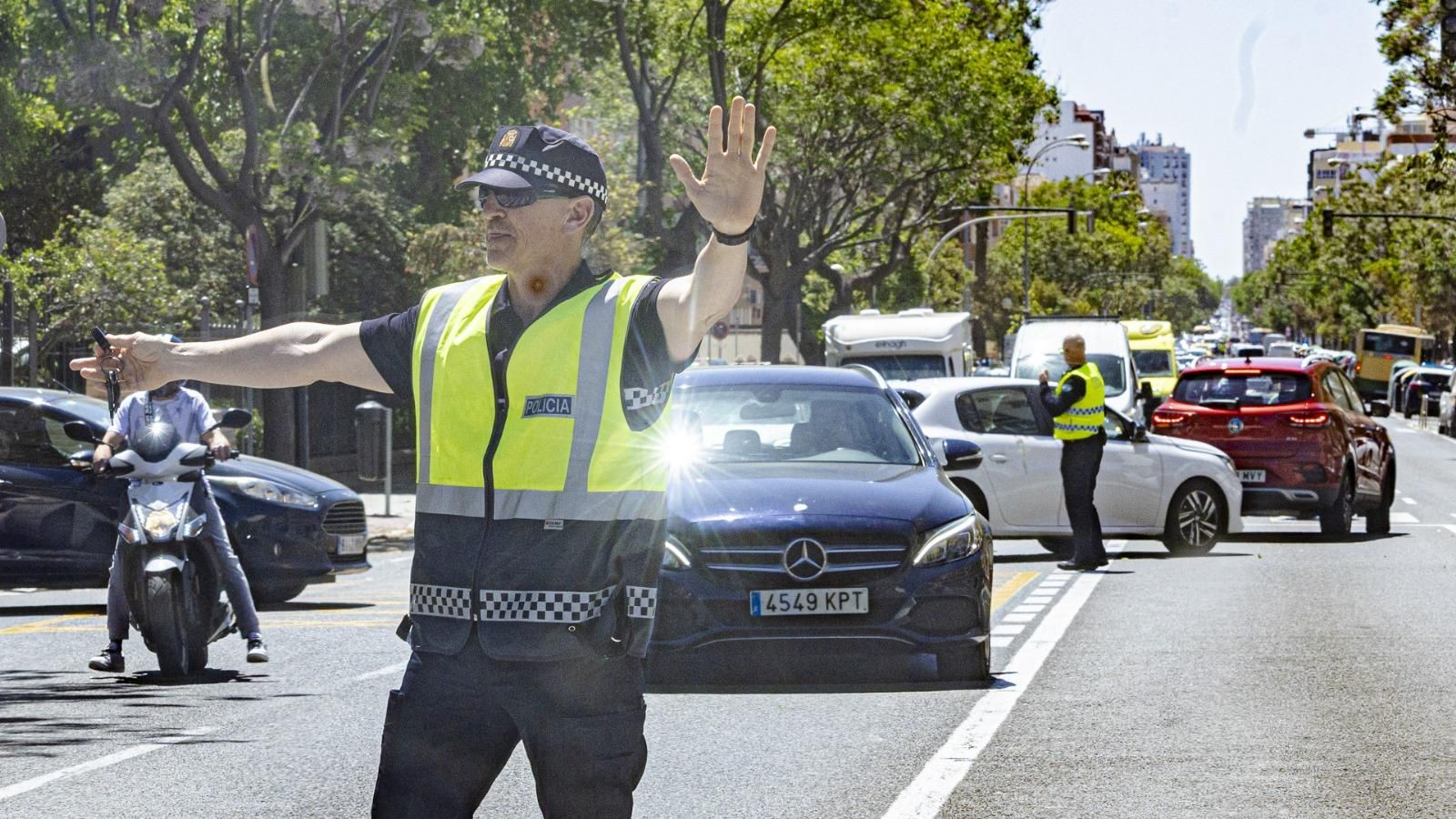 Un Policía Local regula el tráfico ante la falta de funcionamiento de los semáforos.