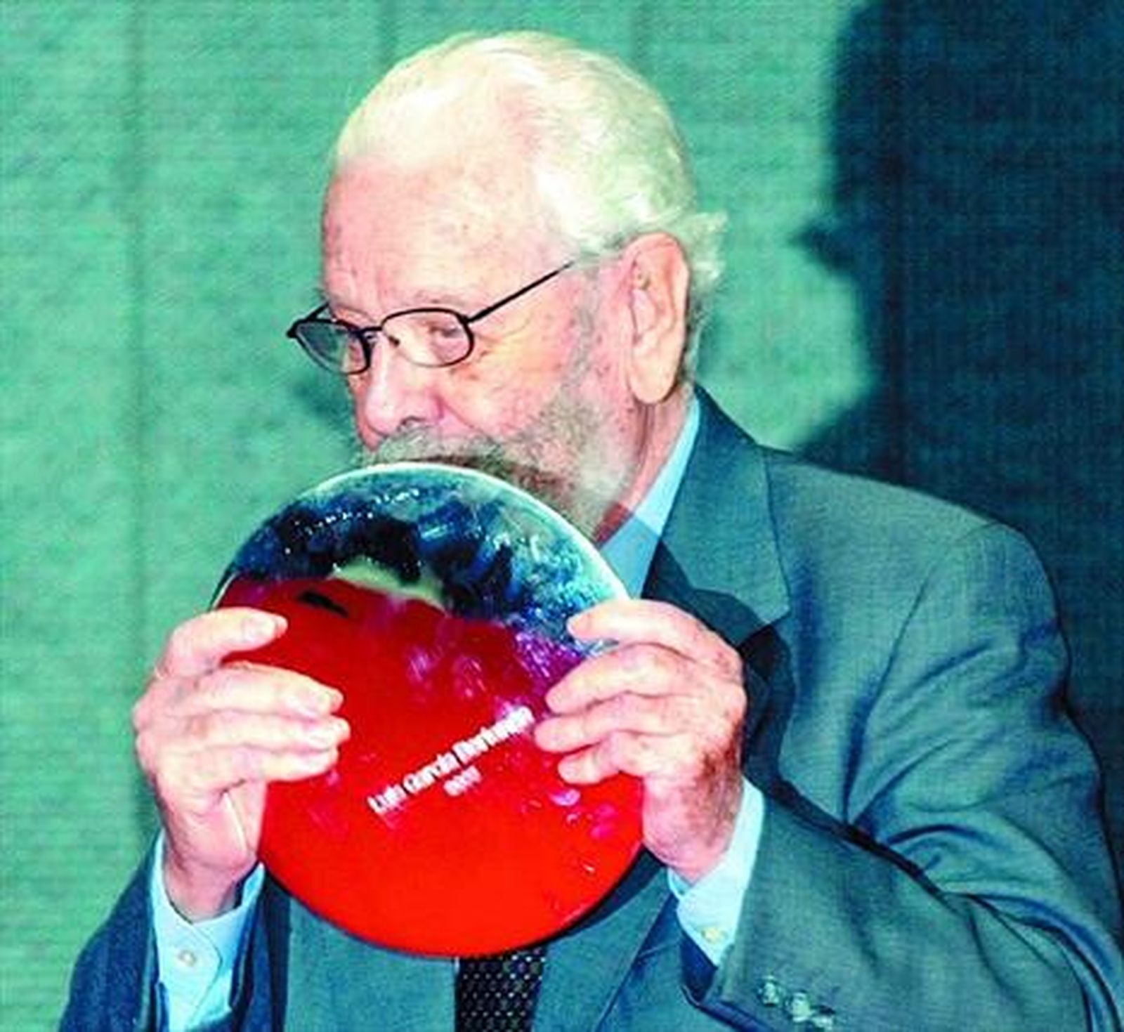 Luis García Berlanga  besa la Medalla Internacional de las Artes 2003 otorgada por la Comunidad de Madrid. / EFE