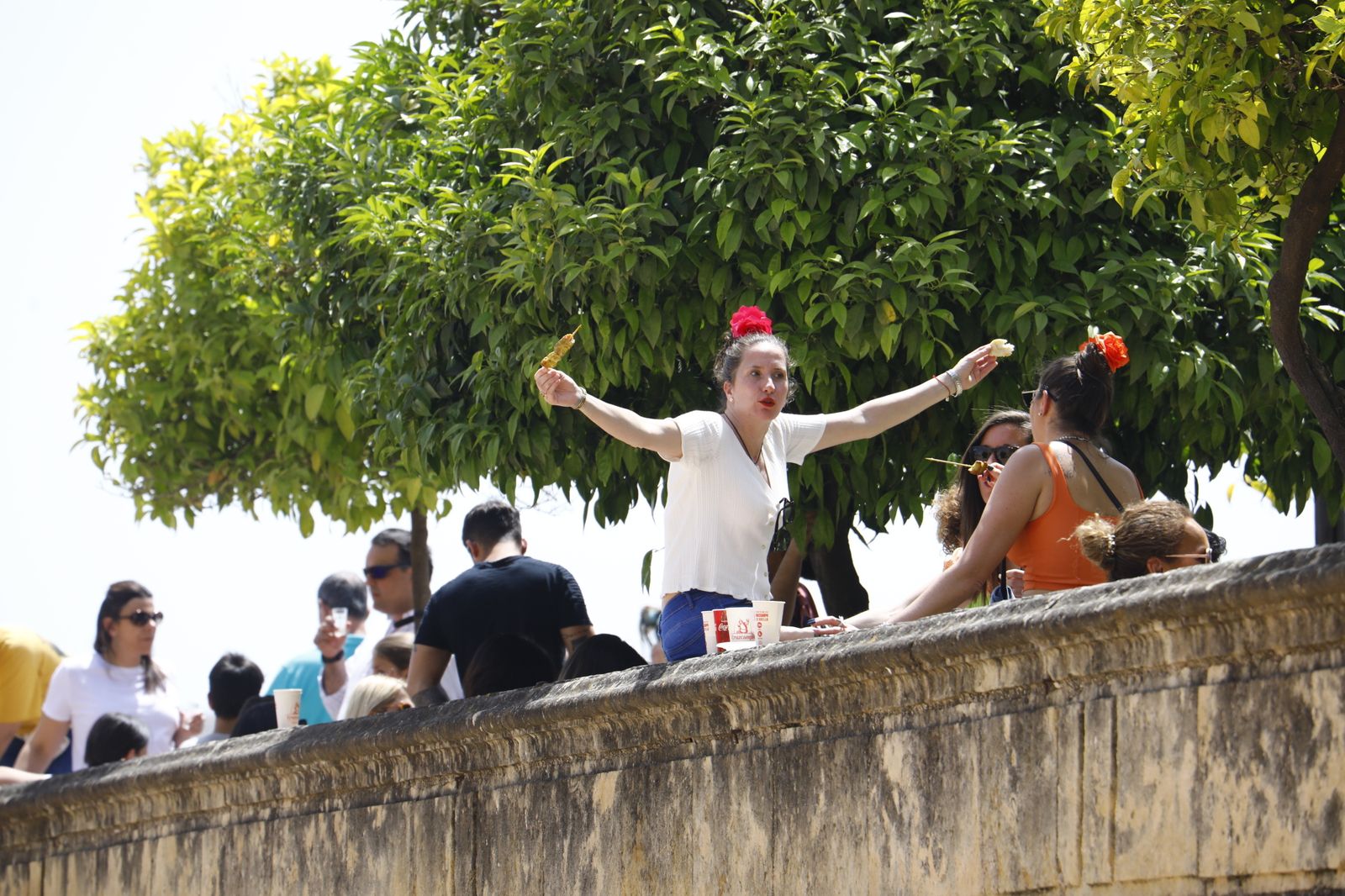 Los turistas abarrotan las calles y Las Cruces de Córdoba, en imágenes