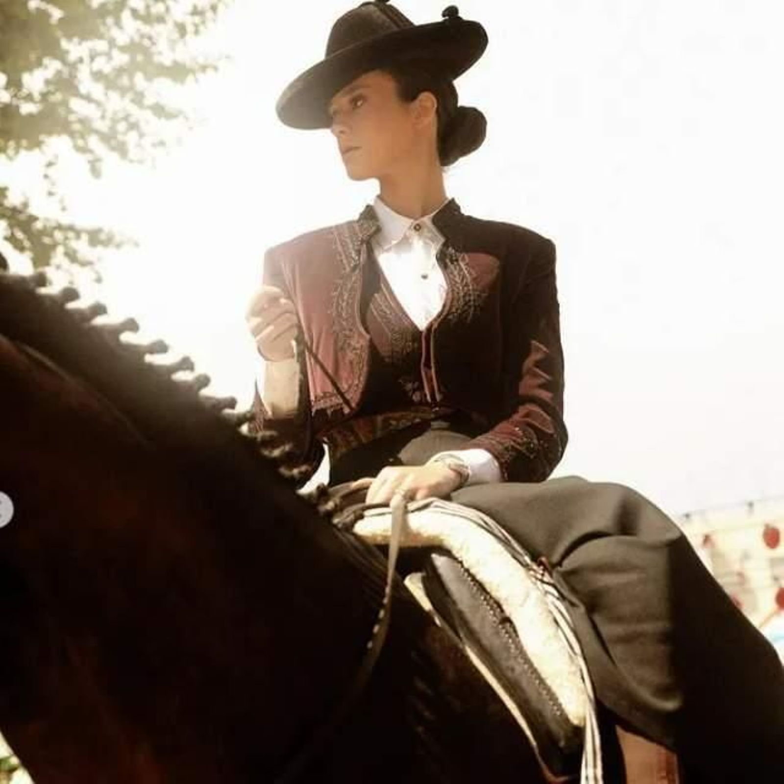 Victoria Federica pisa con su caballo en la Feria a una joven que tiene que ser atentida en el hospital