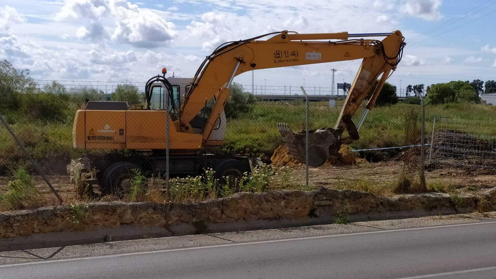 Primeros trabajos para la construcción de la estación de bombeo de la barriada Bazán.