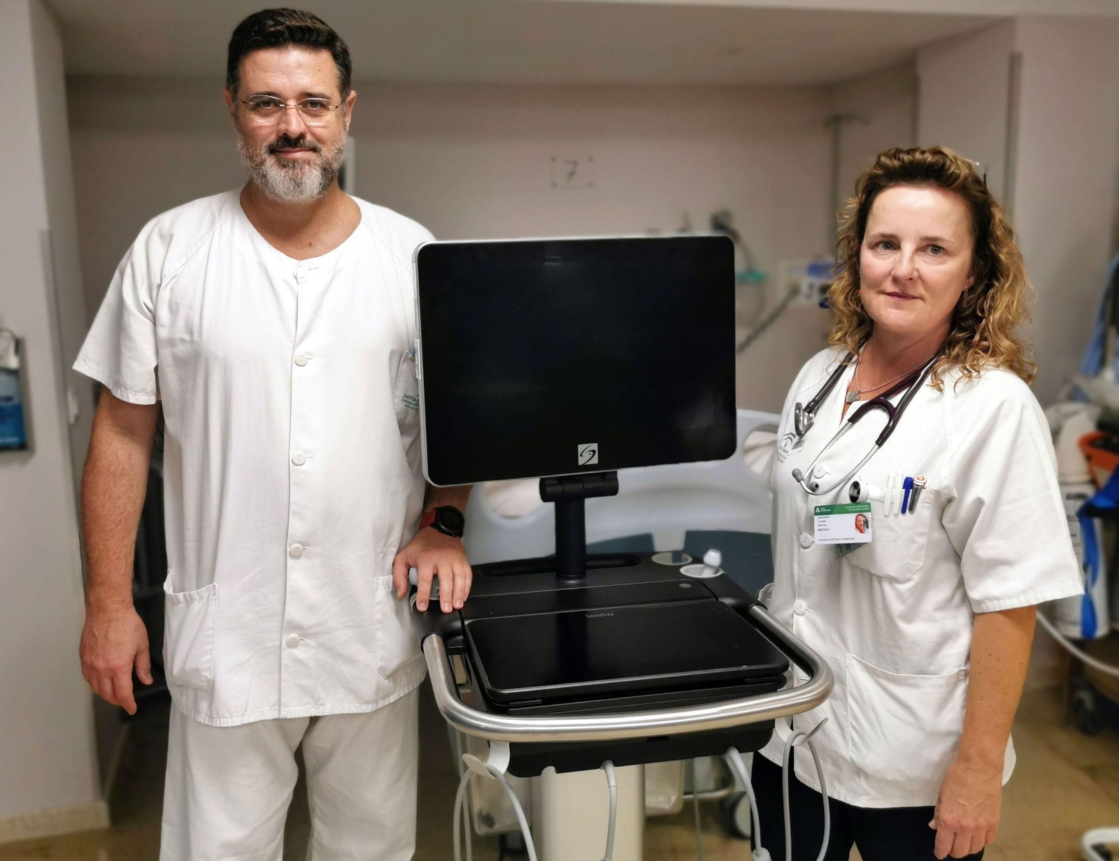 Los doctores del servicio de Urgencias del Valme responsables y coordinadores de este proyecto corporativo desarrollado en Andalucía, Alberto Oviedo y Margarita Algaba.