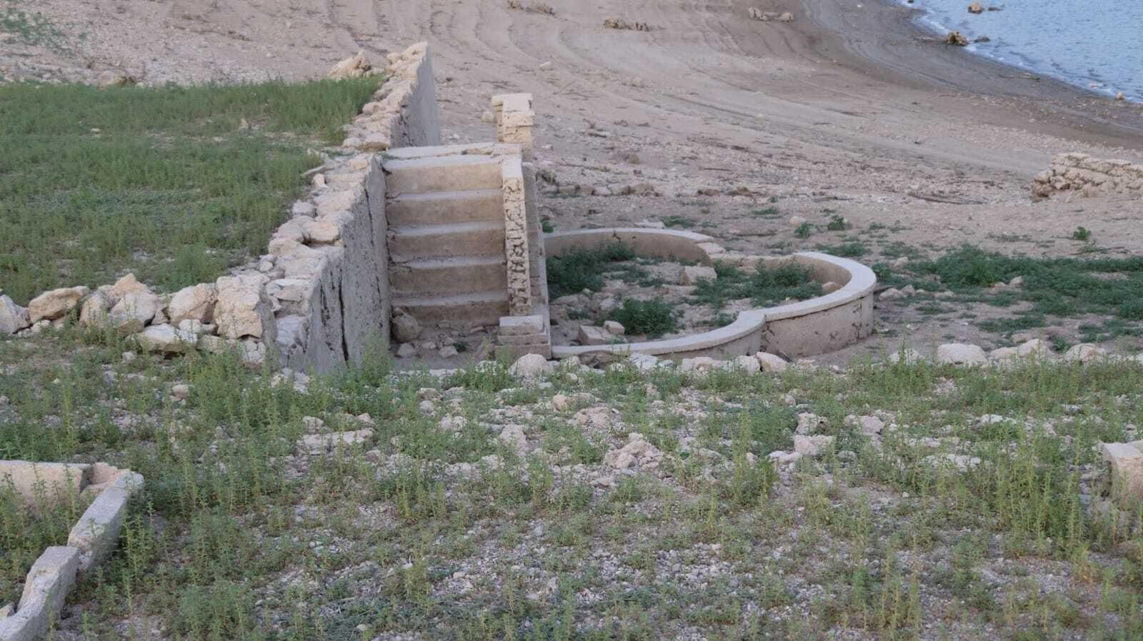 Un recorrido en fotografías por las ruinas que afloran en el pantano de Iznájar