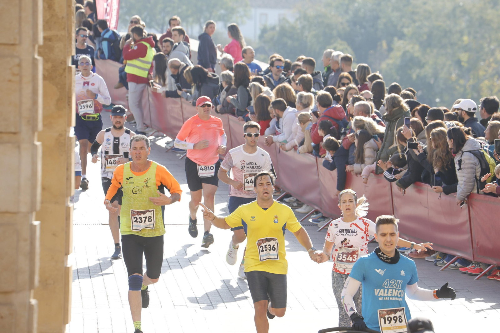 Media Maratón de Córdoba 2023: La gloria de cruzar la Puerta del Puente, en imágenes