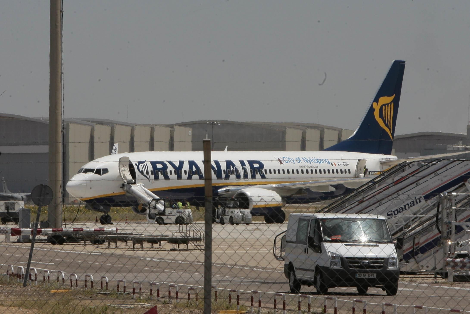 Un avión de Ryanair en el aeropuerto de San Pablo