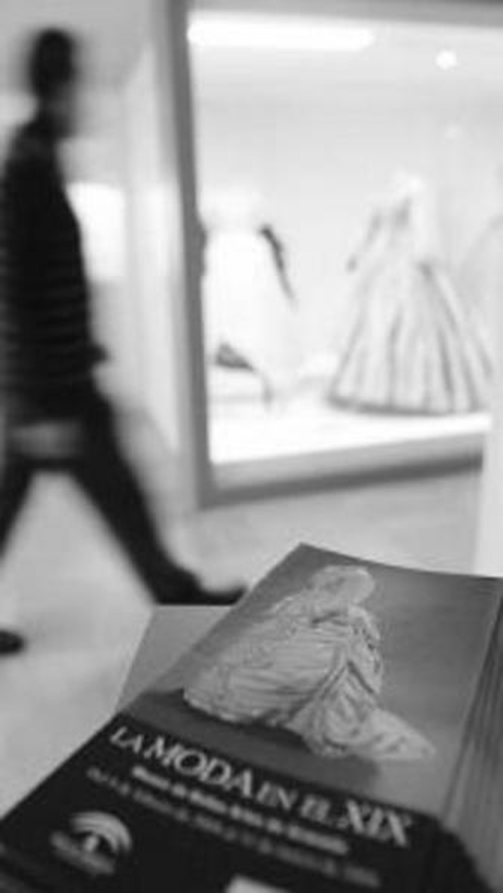 1. 'La moda en el XIX' puede verse en la sala de exposiciones temporales  del Museo de Bellas Artes de Granada  2. La muestra incluye complementos como zapatos, bolsos y joyas. 3 y 4. El vestido romántico          es el gran protagonista de la colección.  5. Ricardo Tenorio explicó ayer las características de la indumentaria a Pedro Benzal.  6. La exposicón estará abierta hasta finales de marzo.  Fotos: Miguel Rodríguez.