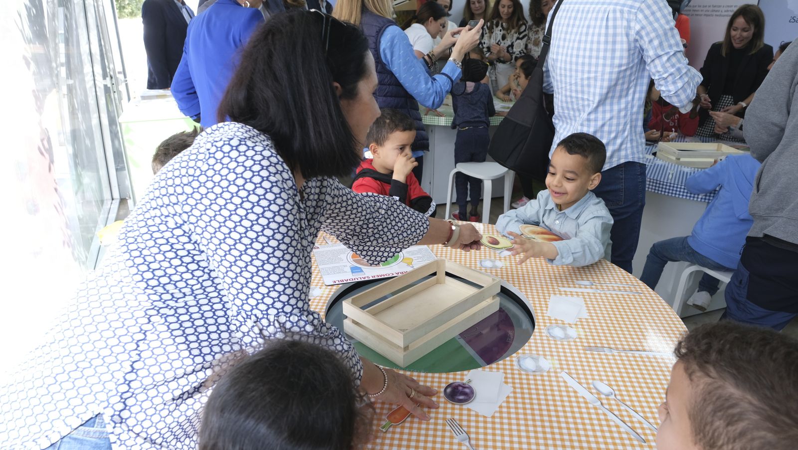Imágenes de la caravana Frutibús, alimentación saludable, en Las Norias (El Ejido)