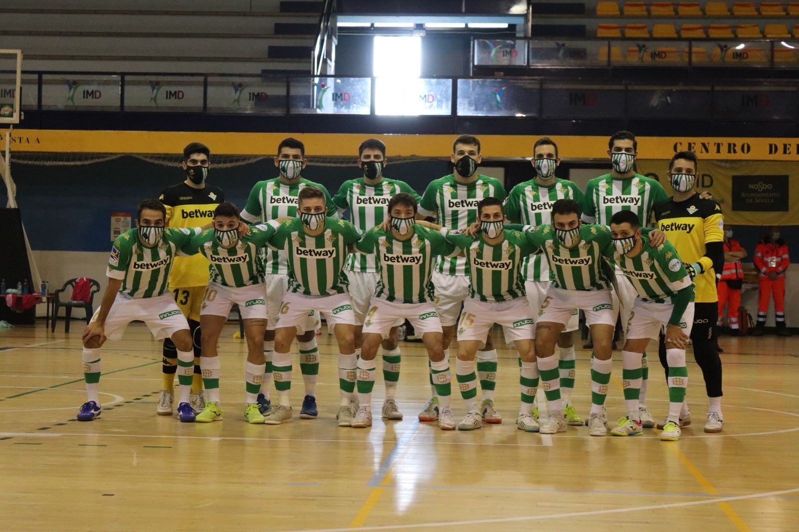 El Betis Futsal posa antes del partido con el Pescados Rubén Burela.