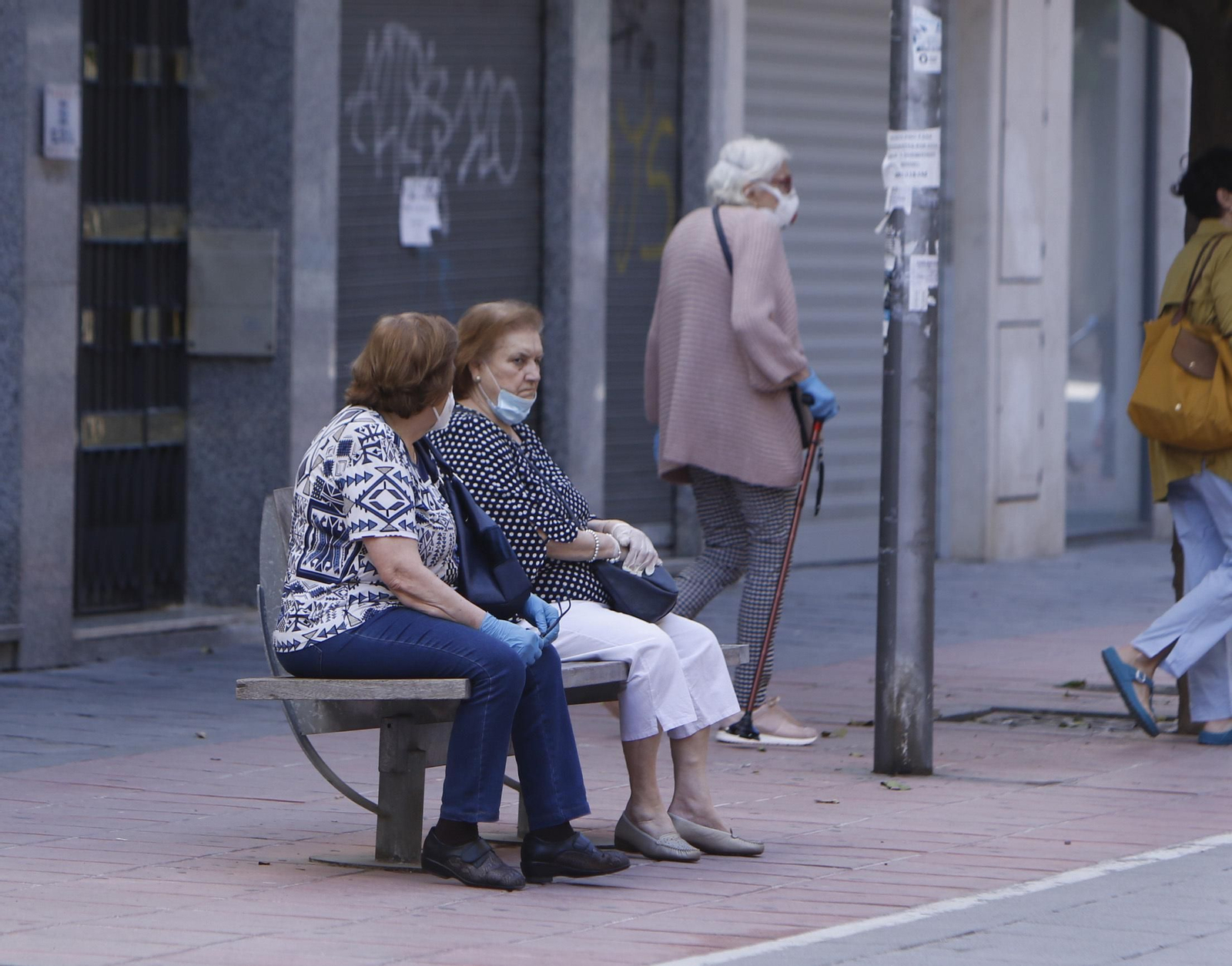 Un par de mujeres mayores en un banco