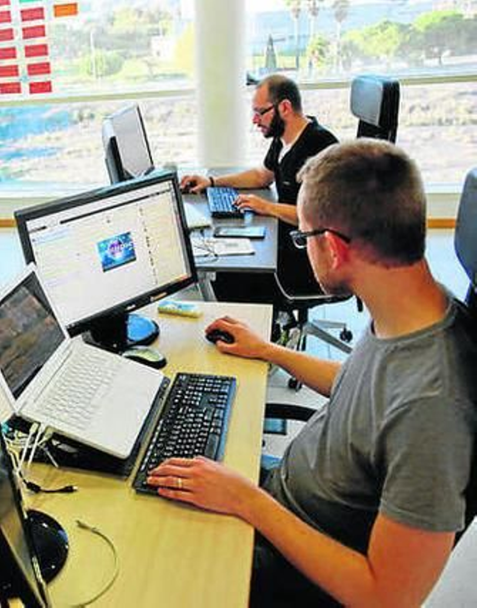 Dos empleados en el PTA.