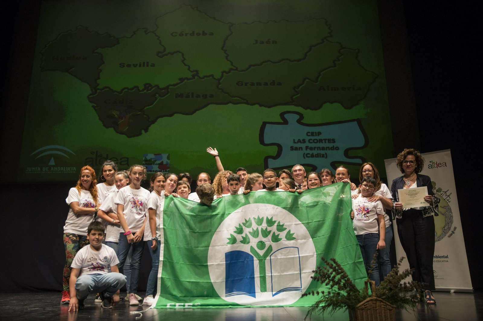 Alumnos del colegio Las Cortes, tras recibir la Bandera Verde.