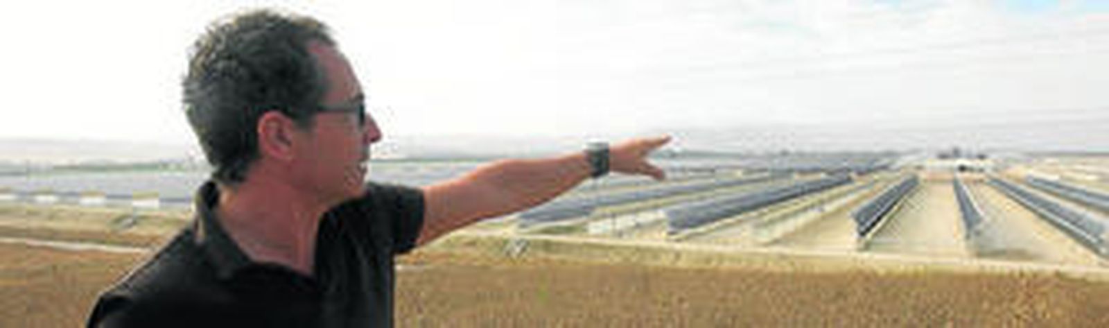 Ignacio Grimaldi, director regional de Torresol, muestra el inmenso huerto termosolar instalado en San José del Valle.