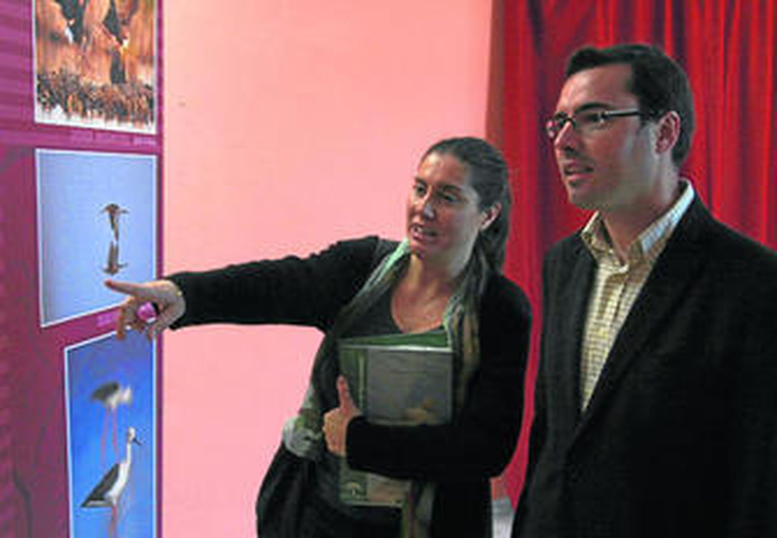 La delegada Pilar Pérez y el alcalde de Coria, José Vicente Franco, en la exposición del Brazo del Este.