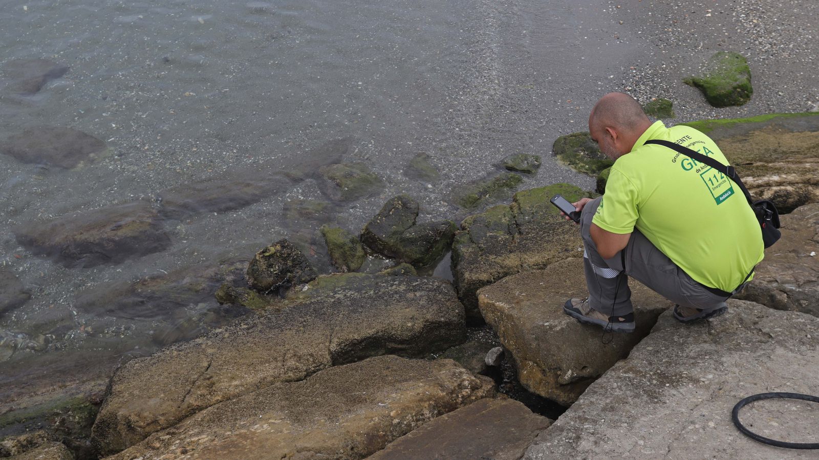 Fotos del buque hundido en Gibraltar y vertido en la playa de Poniente de La Línea