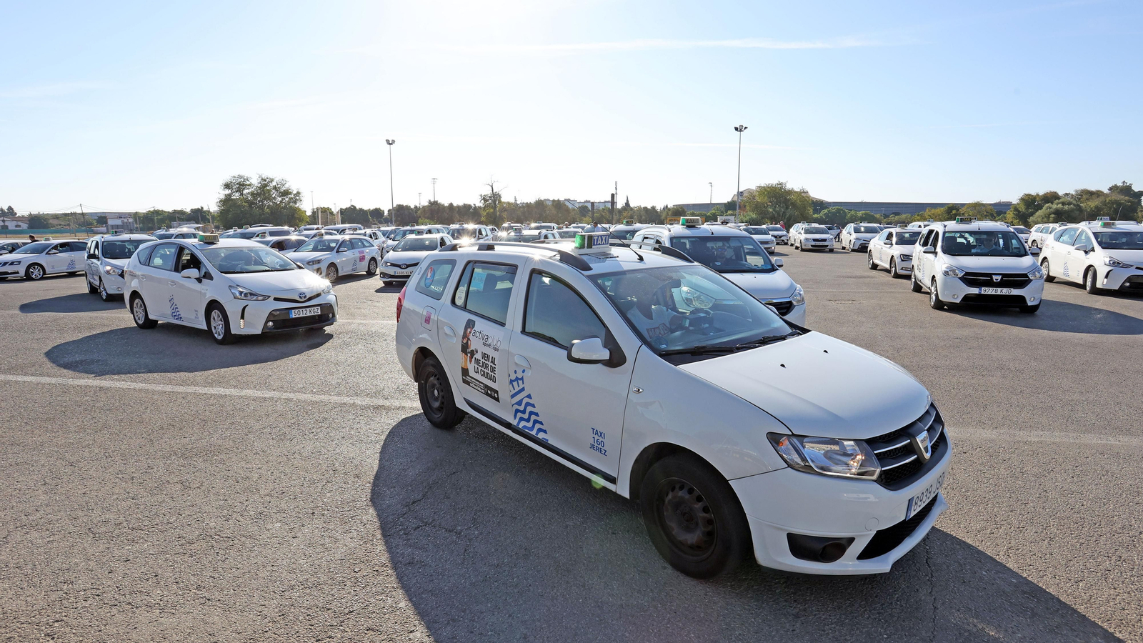 Los taxistas manifestándose por las calles de Jerez
