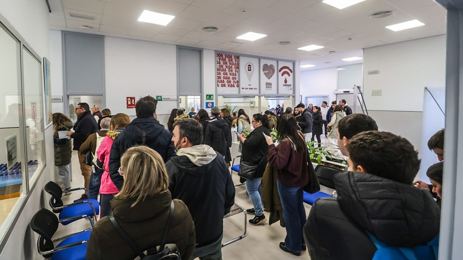 El interior del Centro de Transfusión, lleno de personas.