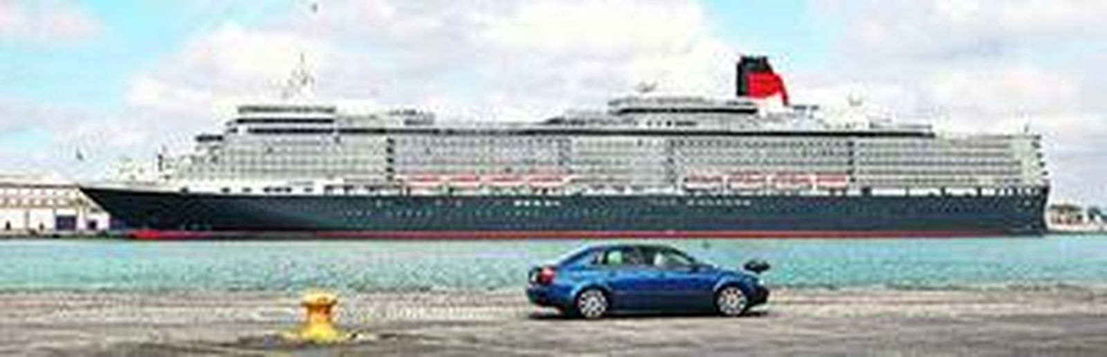 El espectacular trasatlántico 'Queen Mary' atracado ayer en el muelle Alfonso XIII.