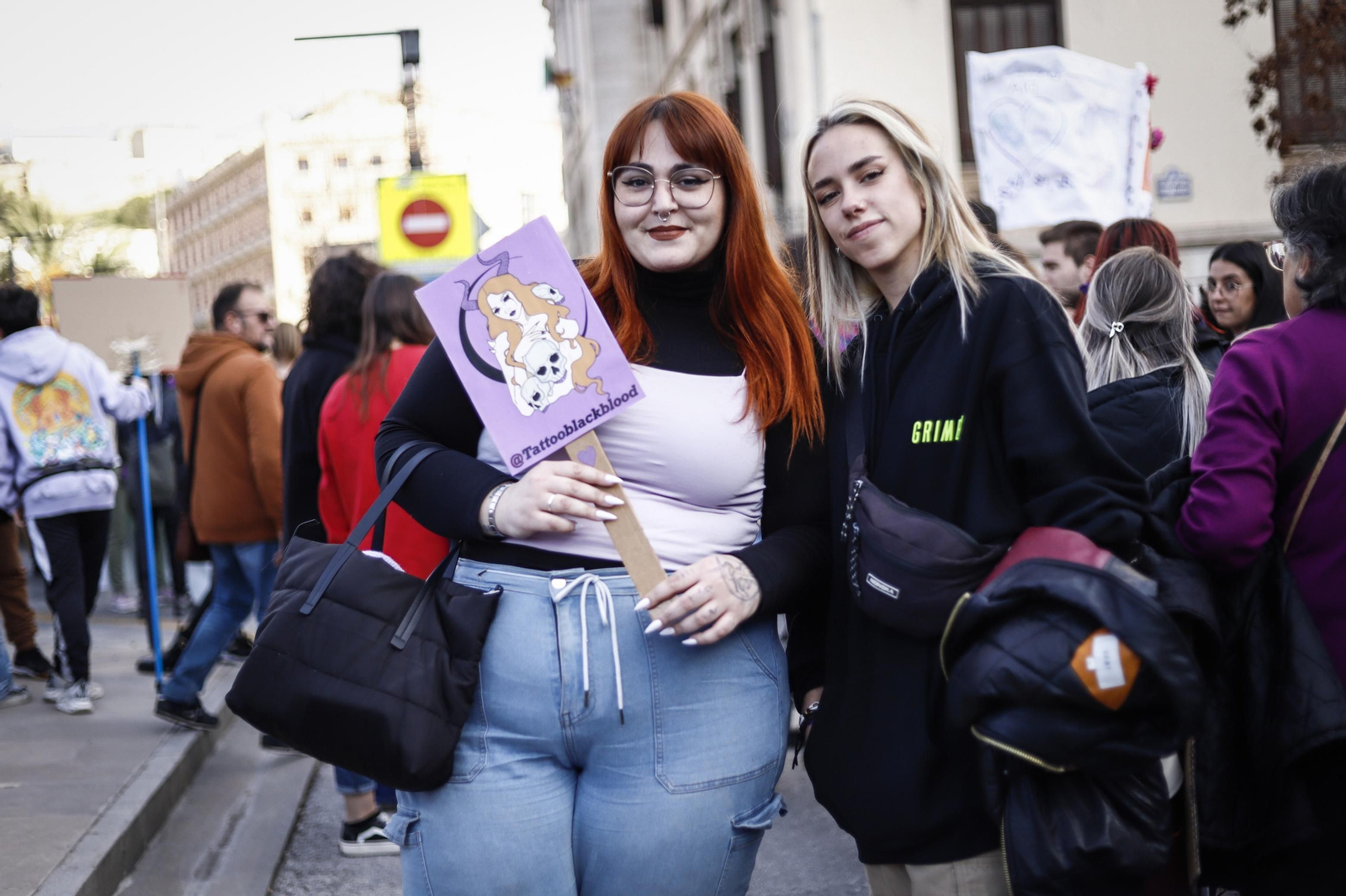 Una ola morada inunda la avenida principal de Granada en el Día de la Mujer