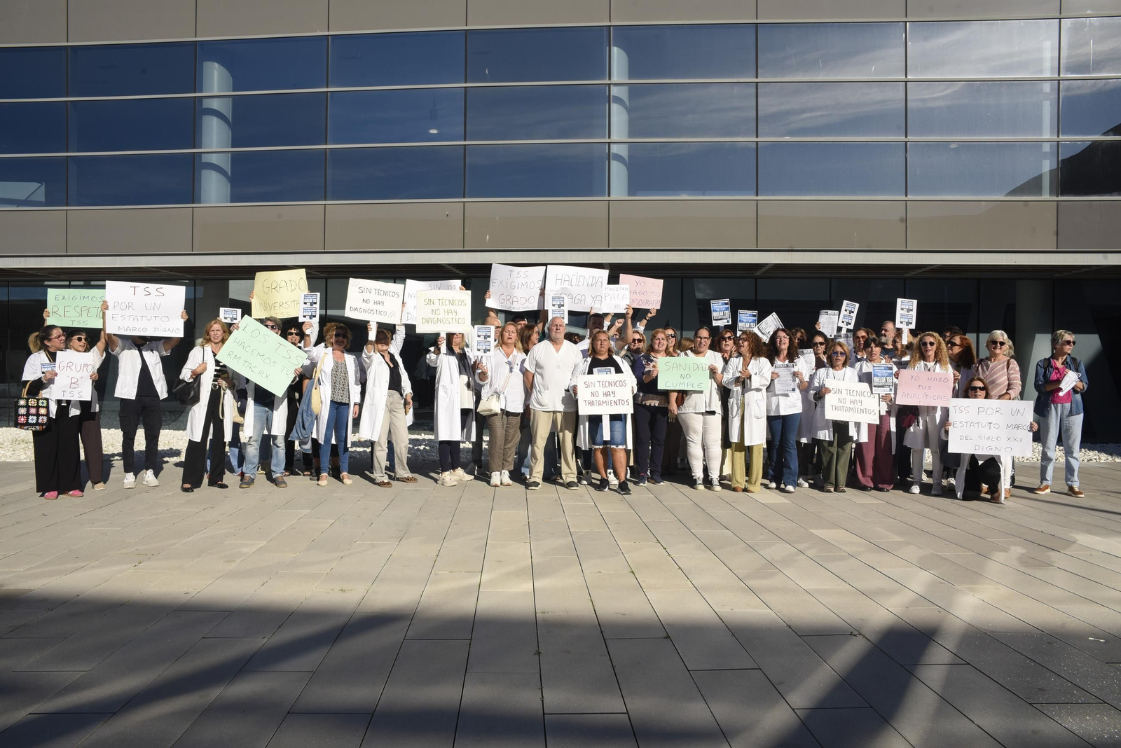 Las fotos de la concentración de los Técnicos Superiores Sanitarios en el Hospital de La Línea