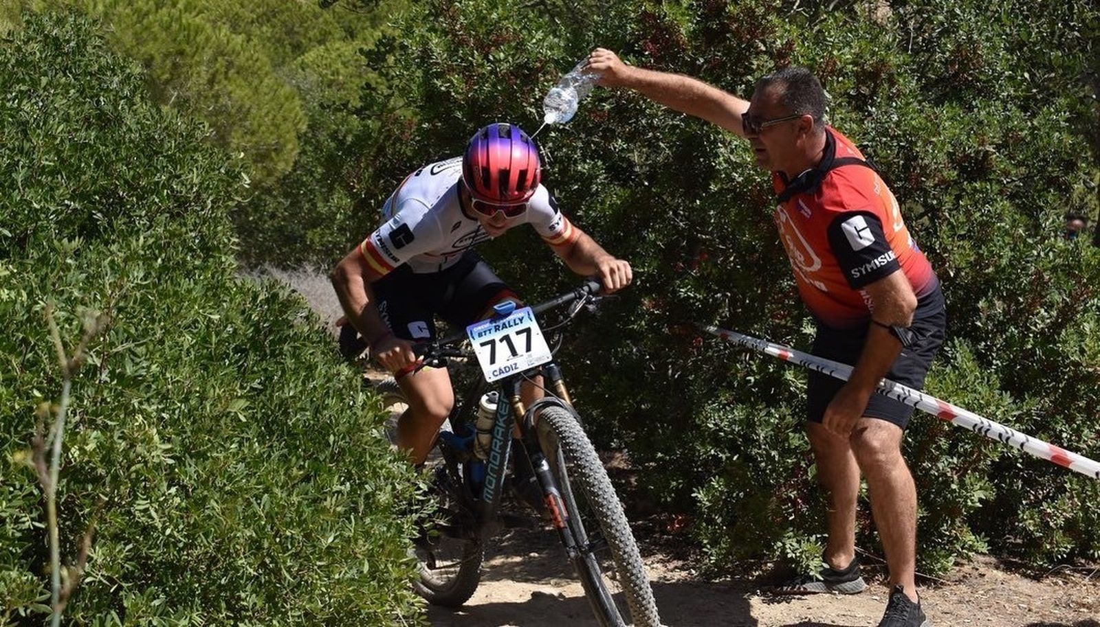 Un auxiliar del Symisur refresca a Hugo Franco, en pleno esfuerzo.