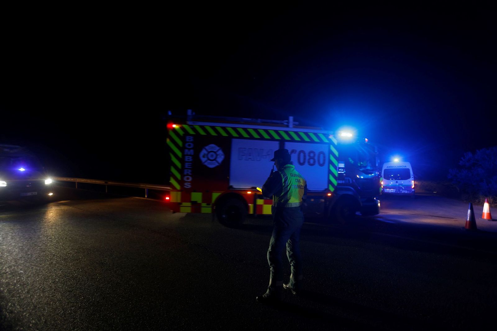 Las imágenes de los vehículos de emergencias evacuando a los pasajeros del descarrilamiento en Adamuz