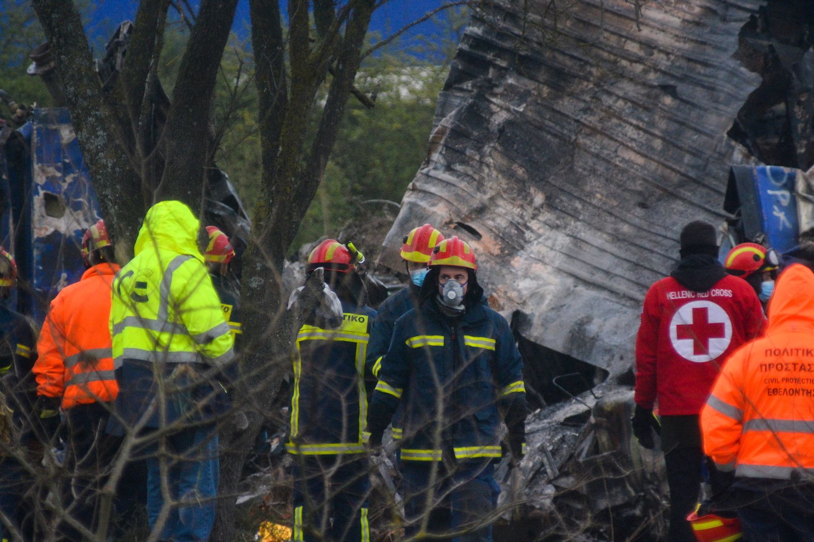 Bomberos y rescatistas trabajan en el lugar del accidente de trenes cerca de la ciudad de Larisa.