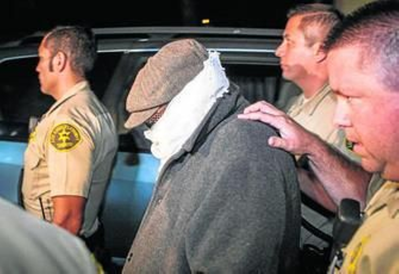 Nakula Basseley Nakula, uno de los presuntos implicados en la película, es llevado por agentes federales para su interrogatorio.