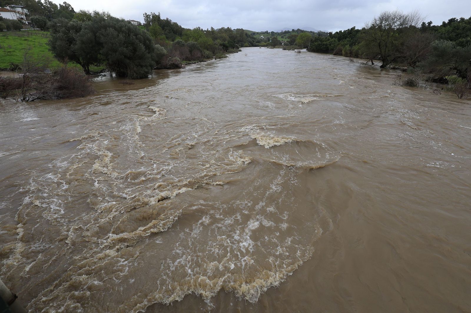 Jimena aguarda una madrugada en vilo ante la previsión de más lluvias por las borrascas Joseph y Kristin